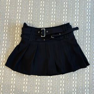 Small black skirt built in double belt